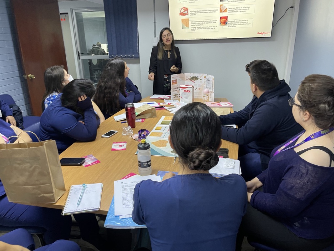 Jocelyn capacitando a equipo clínico en mesa de trabajo