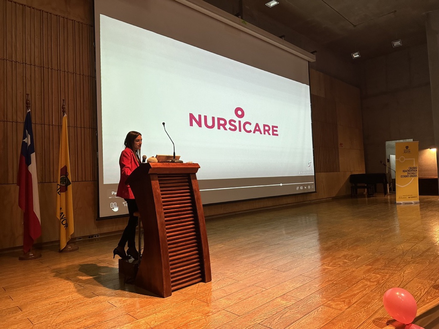 Jocelyn presentando en universidad
