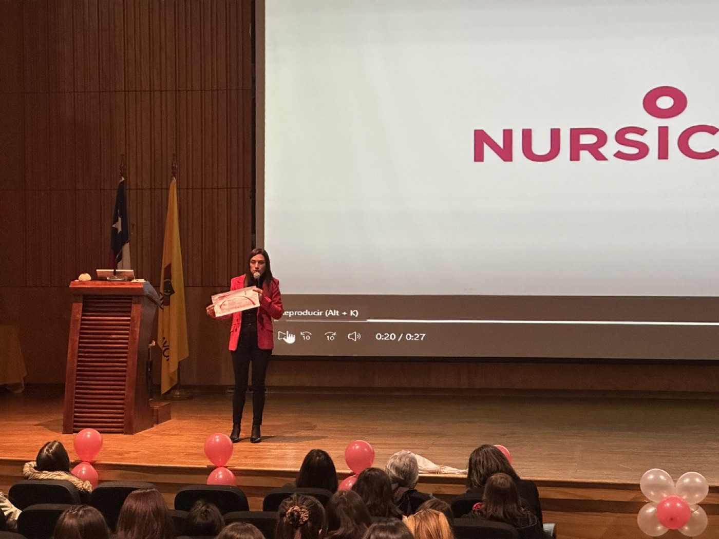 Jocelyn realizando una capacitación profesional en auditorio