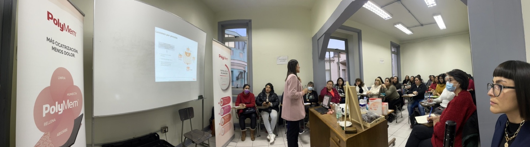 Jocelyn capacitando en el Colegio de Podología de Chile