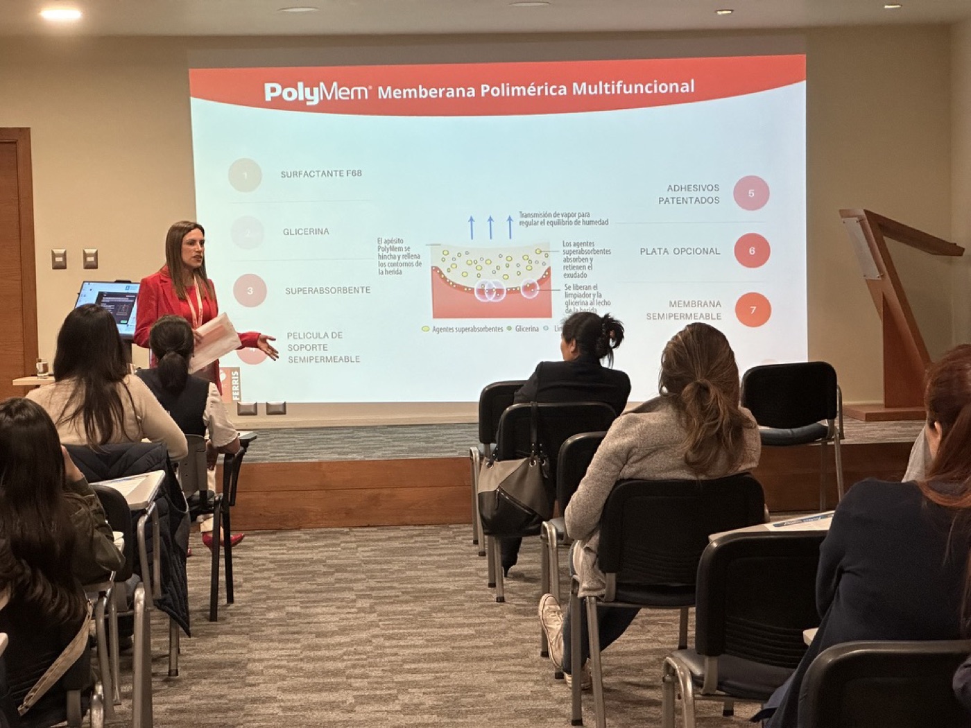 Jocelyn realizando una capacitación sobre PolyMem en sala de clases